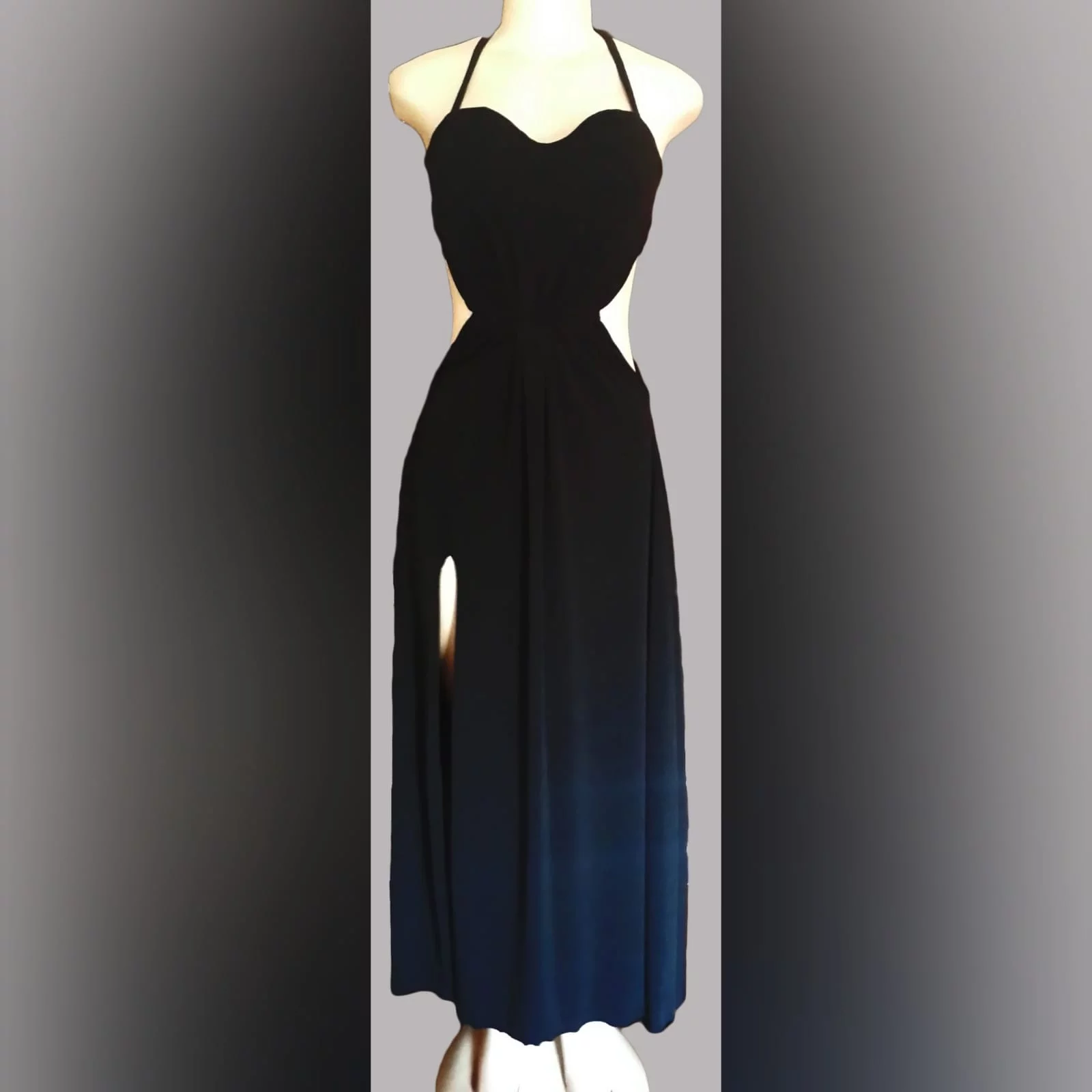 Vestido de noite longo e preto 4 vestido de noite longo e preto com aberturas laterais na barriga, uma fenda e um cordão no pescoço