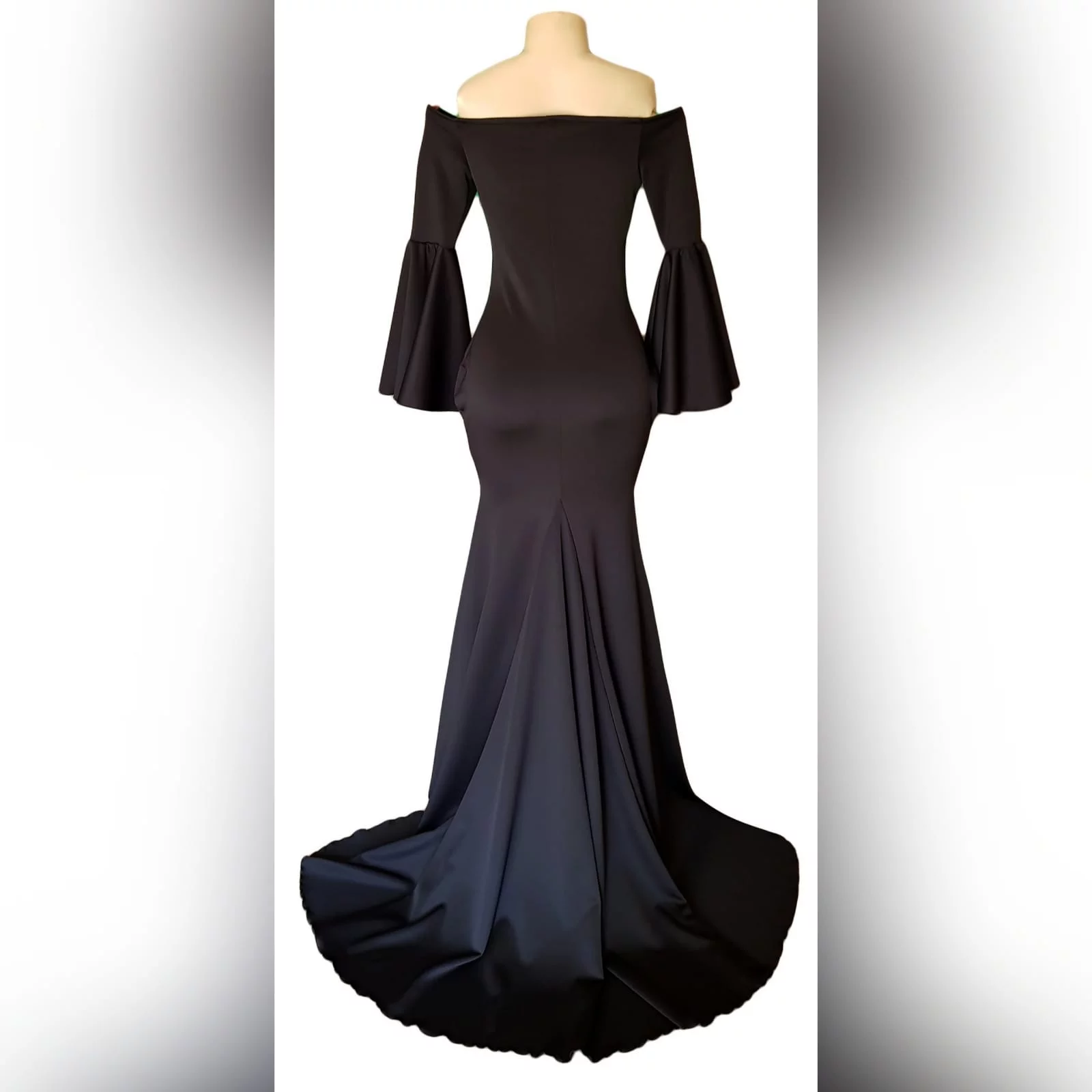 Vestido de finalistas sem ombros preto 4 vestido de finalistas sem ombros preto, com mangas longas de cinto em estilo de sereia suave, com uma cauda