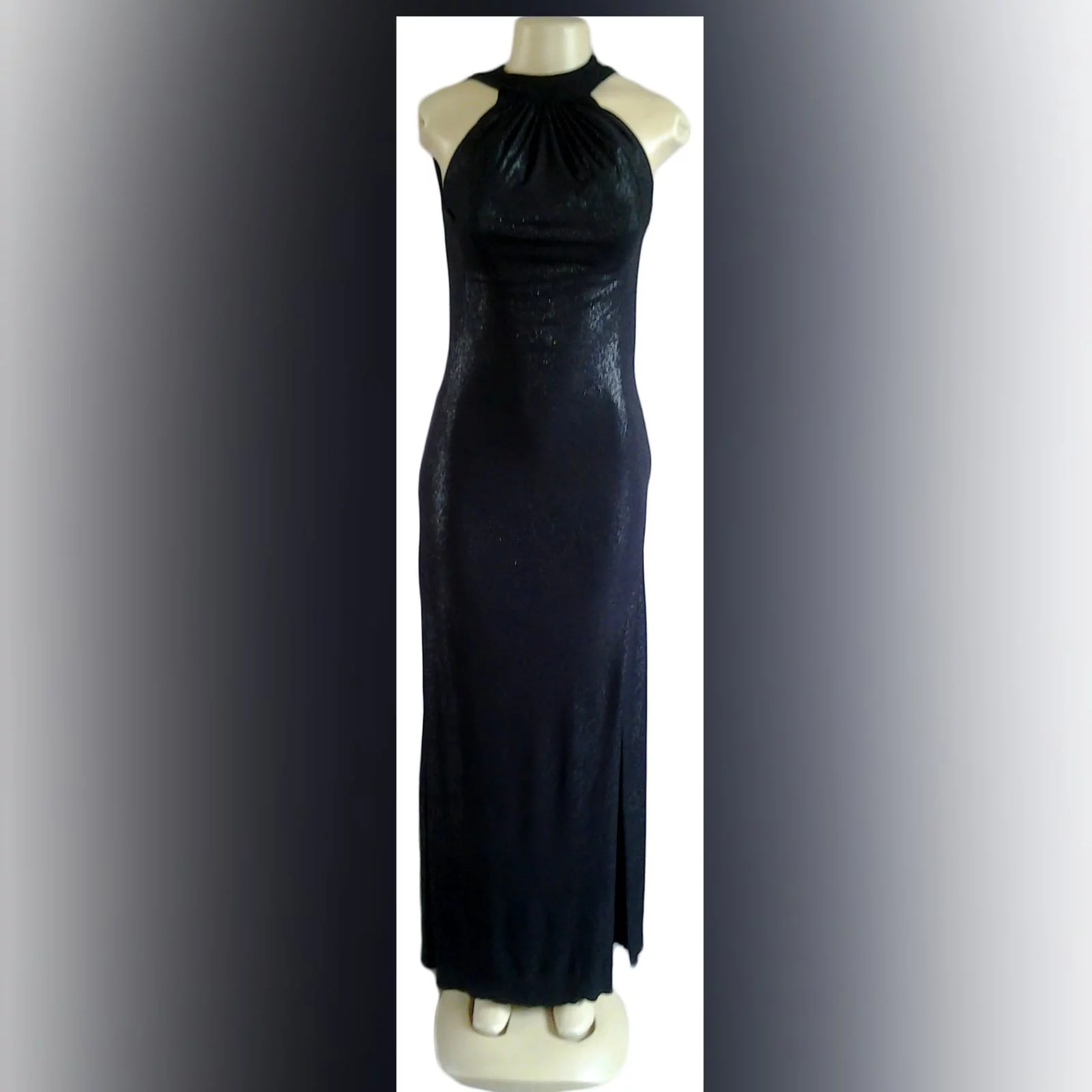 Vestido de noite preto brilhante longo 4 vestido de noite preto brilhante longo, com decote da frente recolhido, e um baixo cowl neck aberto na parte de trás, com uma fenda lateral.