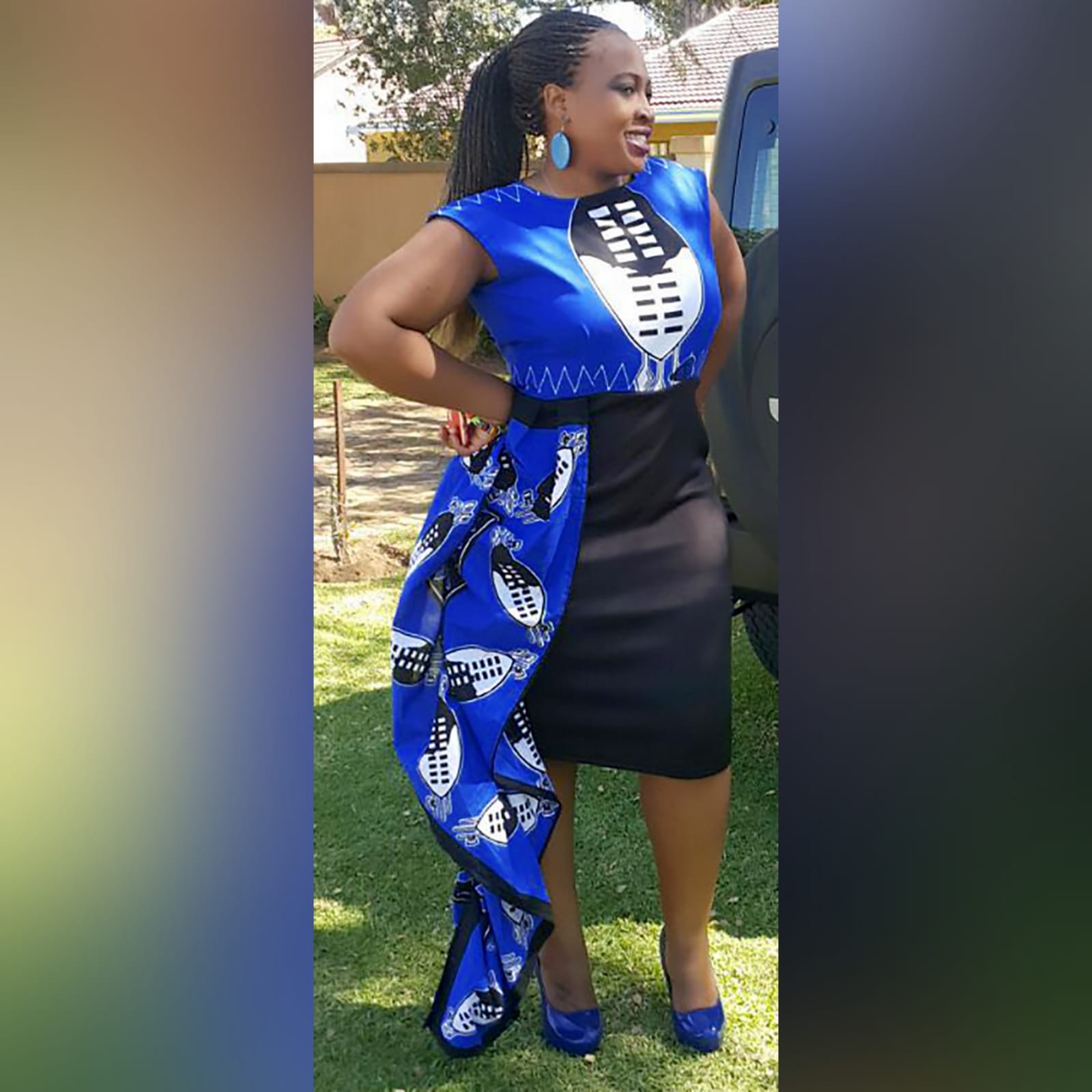 Vestido africano tradicional e camisa 1 vestido swati em azul, preto e branco moderno tradicional na altura do joelho. Com um folho na anca. Com camisa de golfe preta correspondente detalhada com tecido swati. Traje de casamento tradicional.