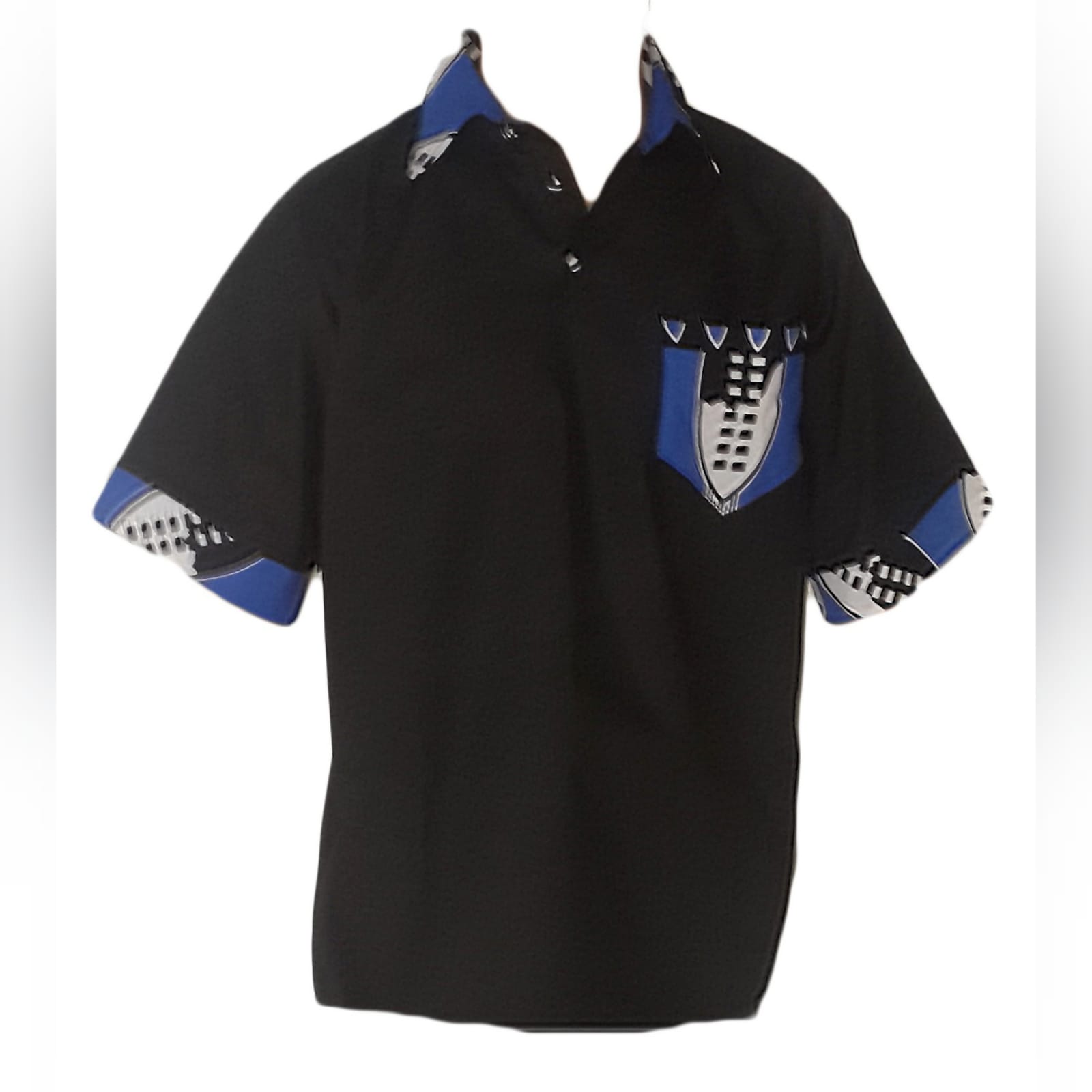 Vestido africano tradicional e camisa 5 vestido swati em azul, preto e branco moderno tradicional na altura do joelho. Com um folho na anca. Com camisa de golfe preta correspondente detalhada com tecido swati. Traje de casamento tradicional.