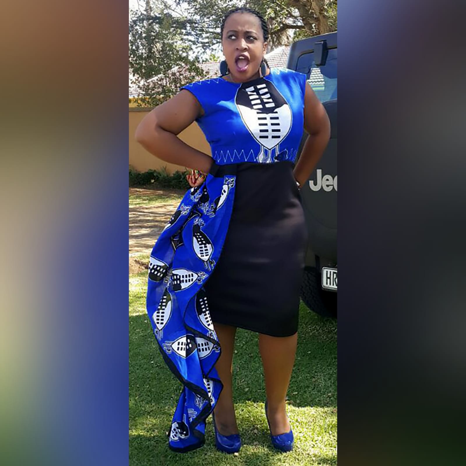 Vestido africano tradicional e camisa 6 vestido swati em azul, preto e branco moderno tradicional na altura do joelho. Com um folho na anca. Com camisa de golfe preta correspondente detalhada com tecido swati. Traje de casamento tradicional.