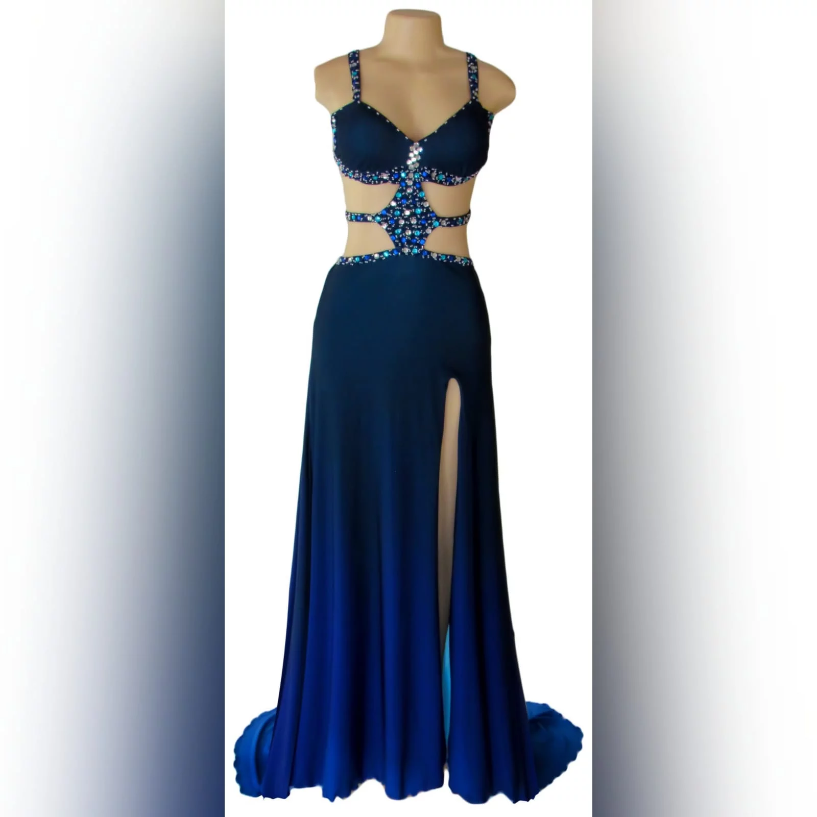 Vestido de finalista sexy azul com pedras 4 vestido de finalista sexy azul com pedras. Com uma racha e uma cauda. Com aberturas na barriga e nas costas detalhadas com pedras  prateadas, azuis e turquesa. Vestido com vários tons de azul.