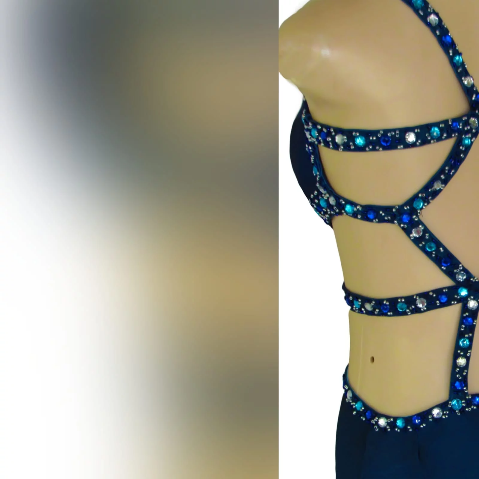 Vestido de finalista sexy azul com pedras 6 vestido de finalista sexy azul com pedras. Com uma racha e uma cauda. Com aberturas na barriga e nas costas detalhadas com pedras  prateadas, azuis e turquesa. Vestido com vários tons de azul.