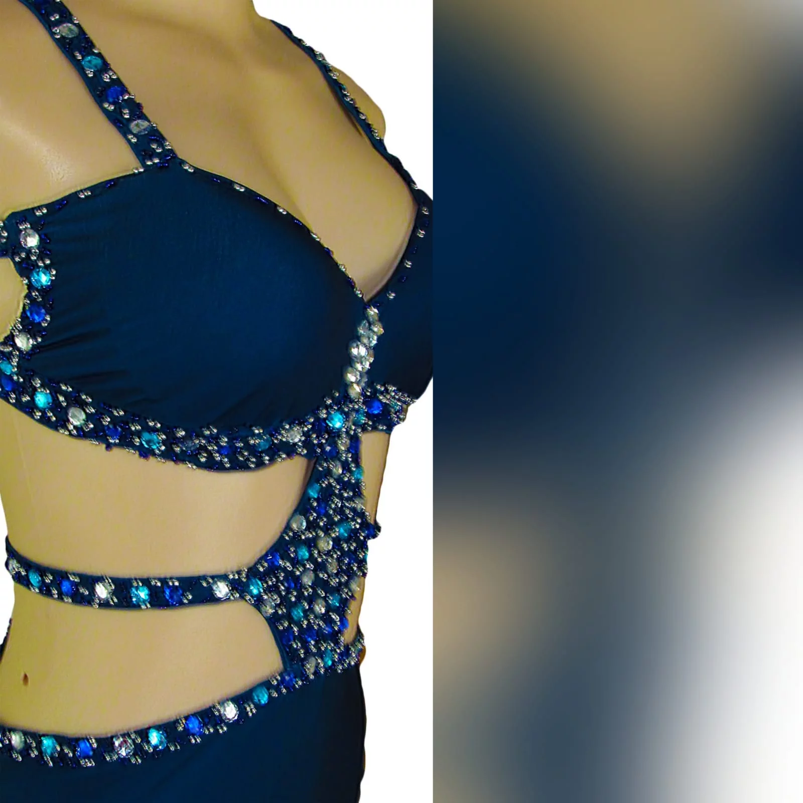 Vestido de finalista sexy azul com pedras 7 vestido de finalista sexy azul com pedras. Com uma racha e uma cauda. Com aberturas na barriga e nas costas detalhadas com pedras  prateadas, azuis e turquesa. Vestido com vários tons de azul.