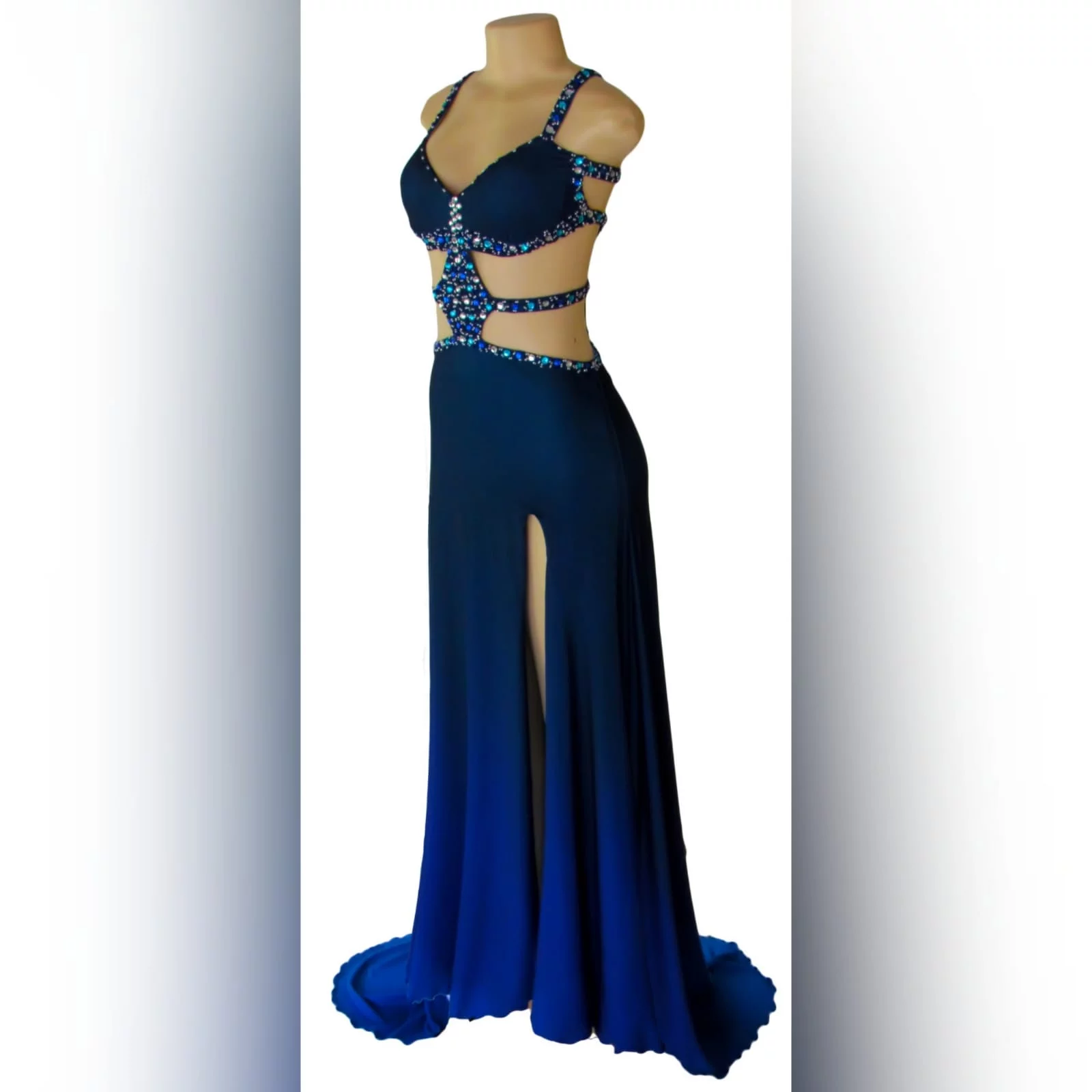 Vestido de finalista sexy azul com pedras 8 vestido de finalista sexy azul com pedras. Com uma racha e uma cauda. Com aberturas na barriga e nas costas detalhadas com pedras  prateadas, azuis e turquesa. Vestido com vários tons de azul.