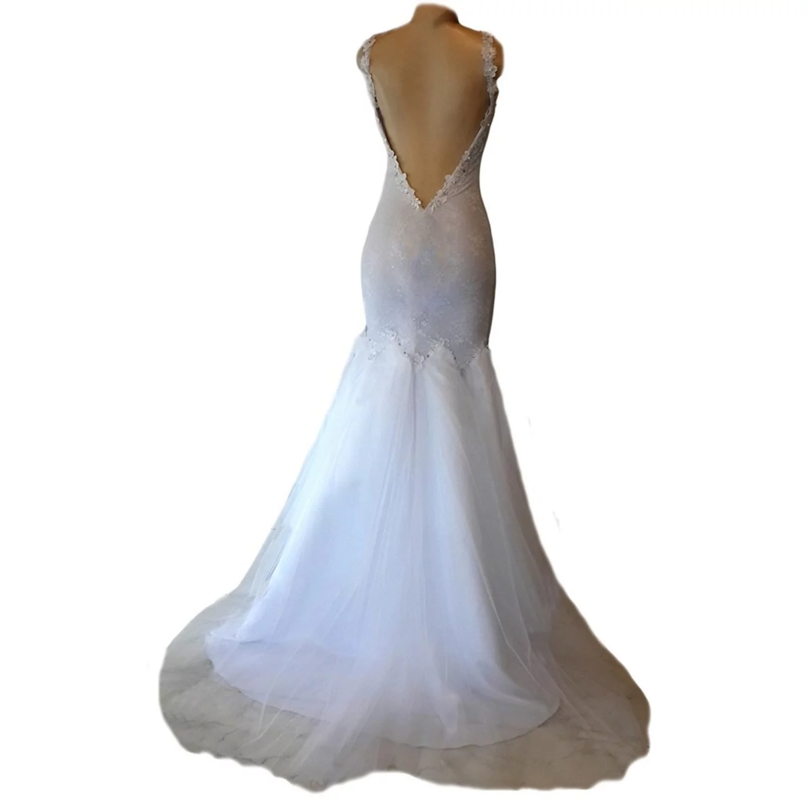 Vestido de noiva sereia branco de tule 12 vestido de noiva sereia de renda branca e tule com um decote coração, v aberto atrás e uma cauda. Detalhado com rendas, pérolas e pedras de prata.