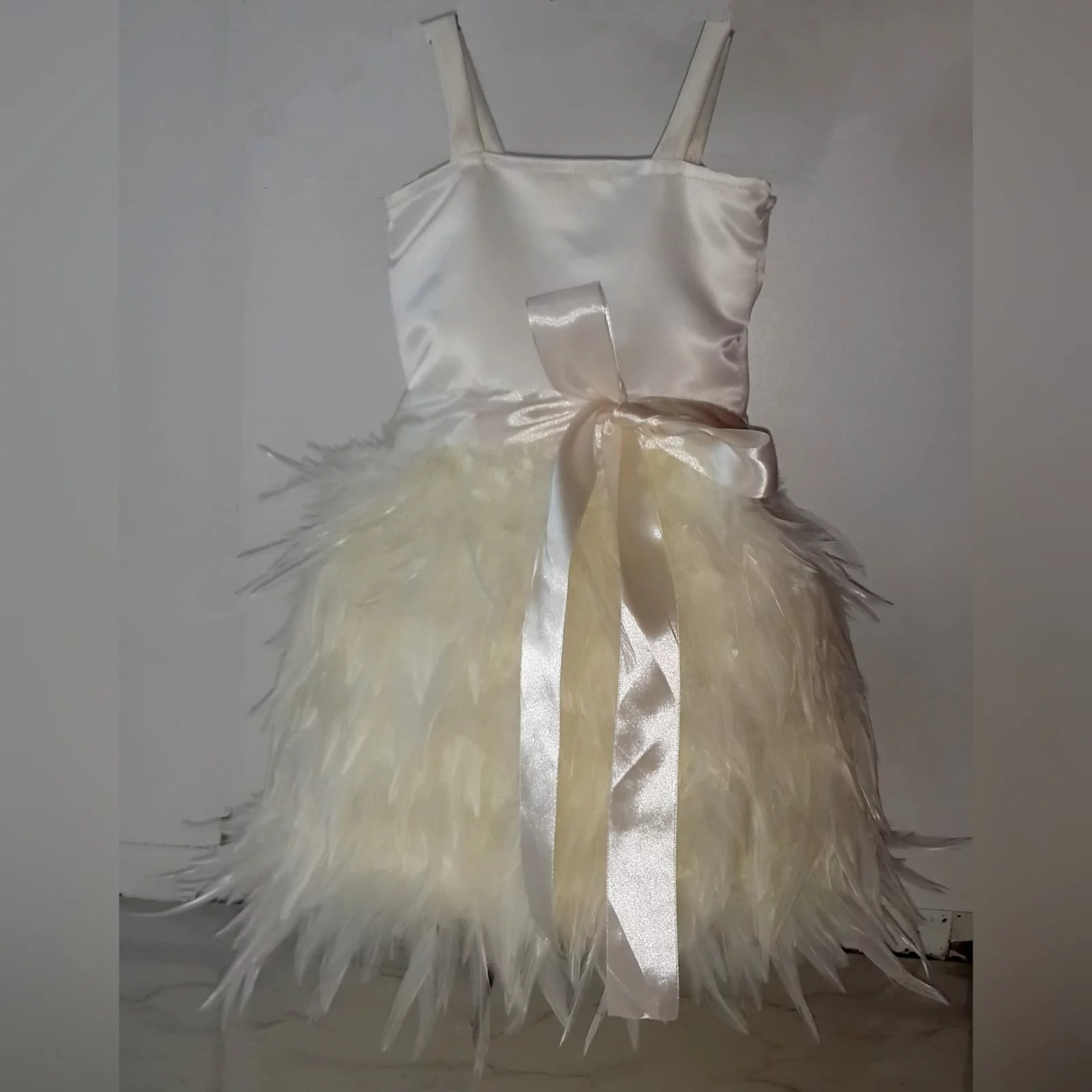 Vestido de mini noiva para casamento 4 vestido de mini noiva para casamento, em cor de pérola detalhado com penas.