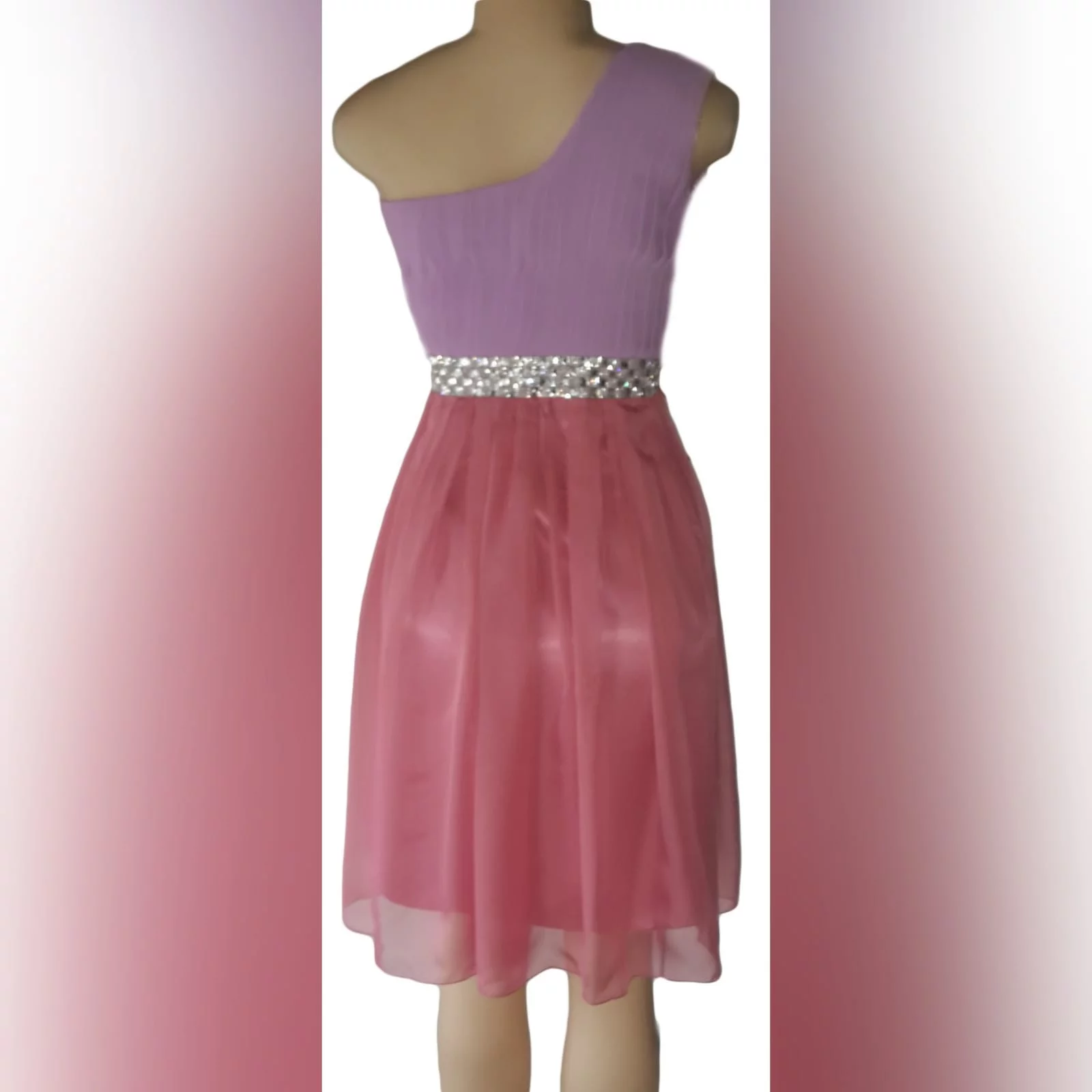 Vestido curto de dama de honra cor-de-rosa e lilás 4 vestido curto de dama de honra em chiffon cor-de-rosa e lilás, com um só ombro. Corpete plissado com detalhe de cinturão prateado.