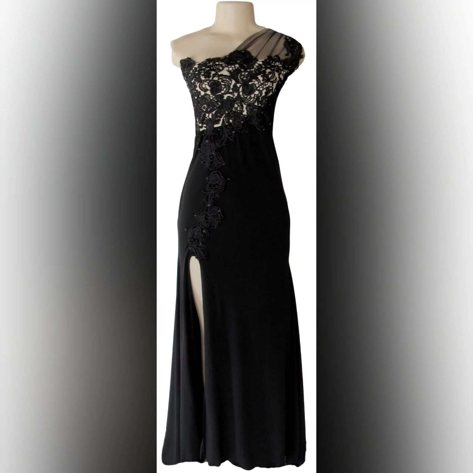 Long black evening dress with lace 1 single shoulder, lace bodice long black evening dress. With a slit and a train