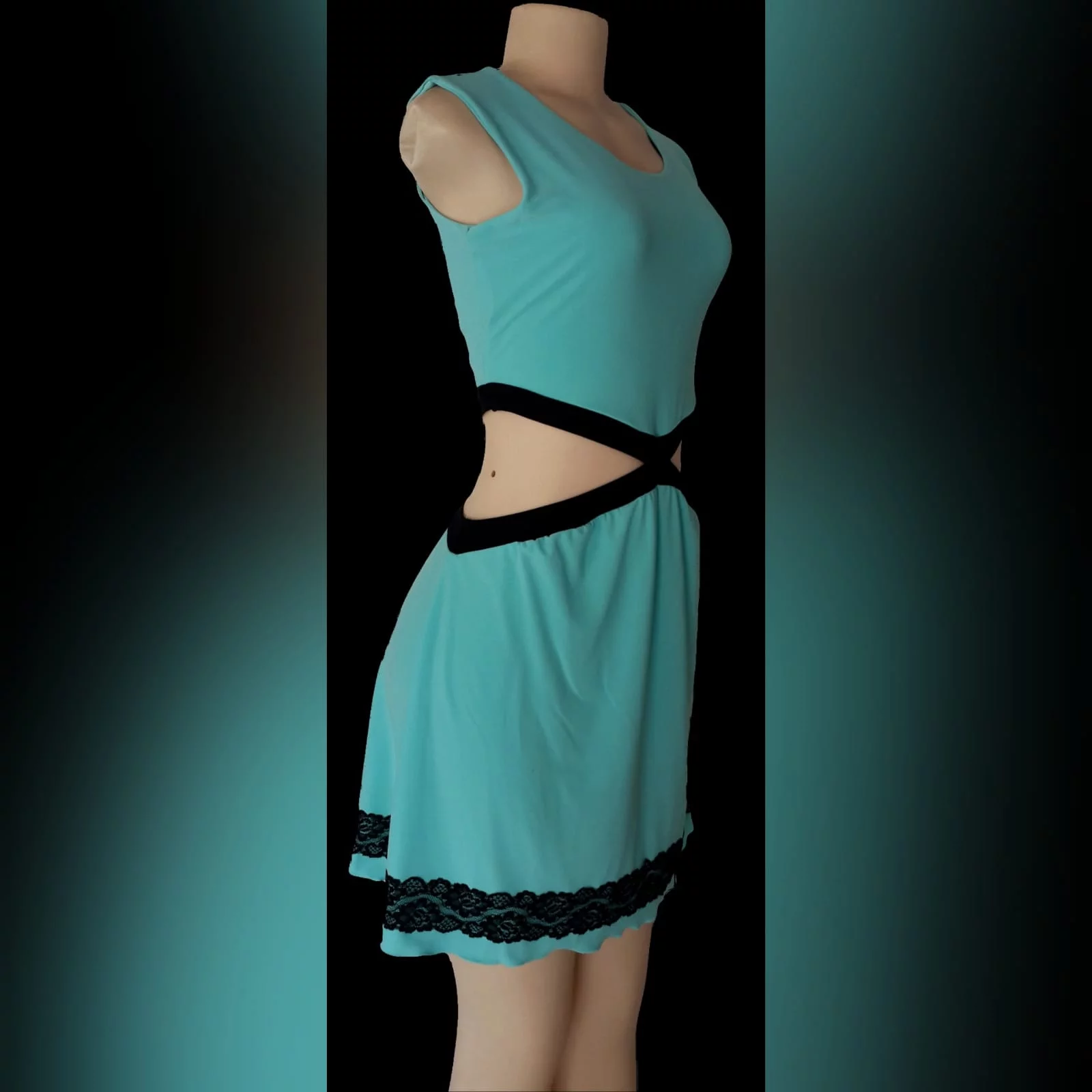 Vestido cor menta verde curto casual chic 2 vestido cor menta verde curto casual chic, barriga aberta aos lados detalhados com preto e uma borda de renda