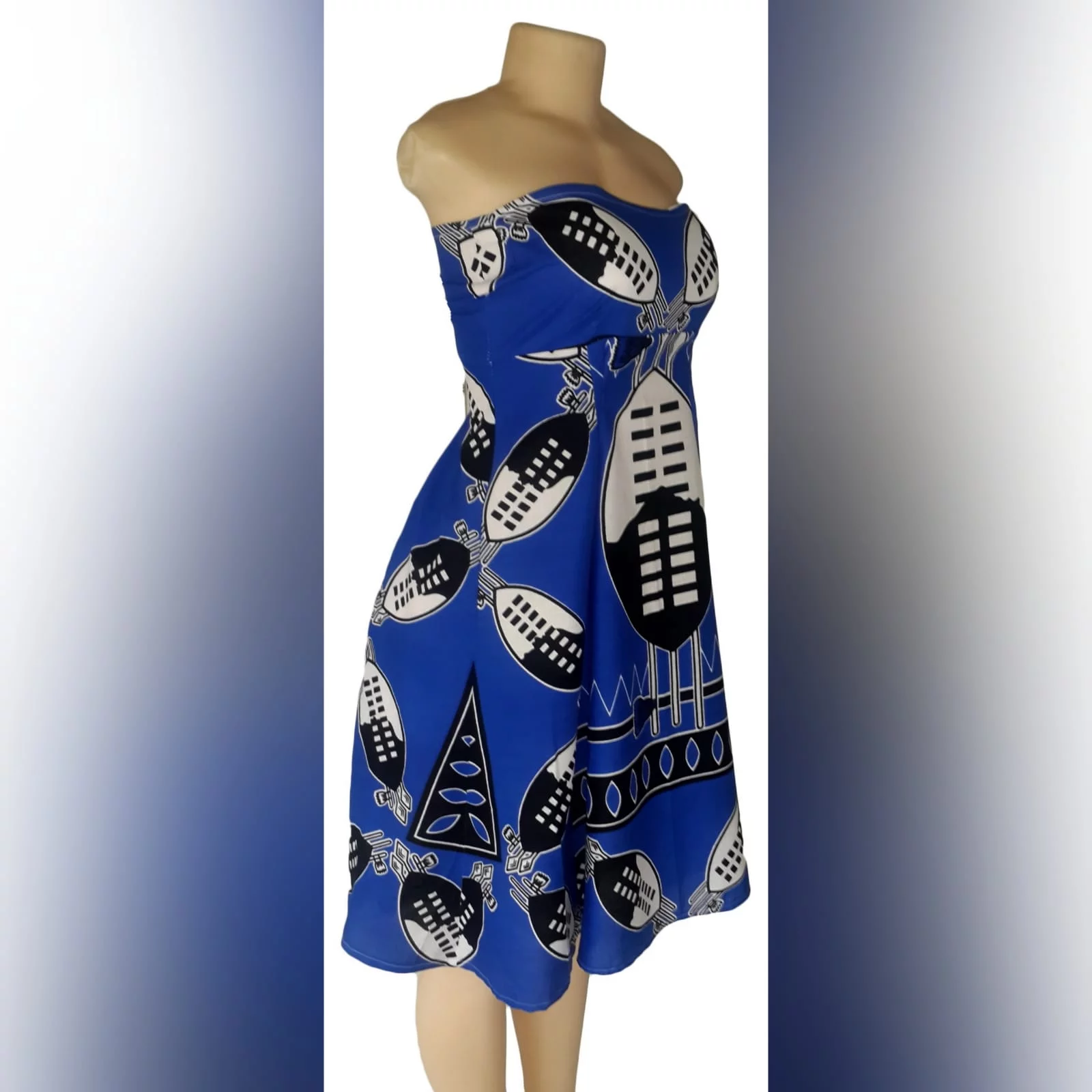 Vestido de tecido africano azul moderno 2 vestido de tecido africano swazi azul royal moderno, sem ombros. Comprimento de joelho.