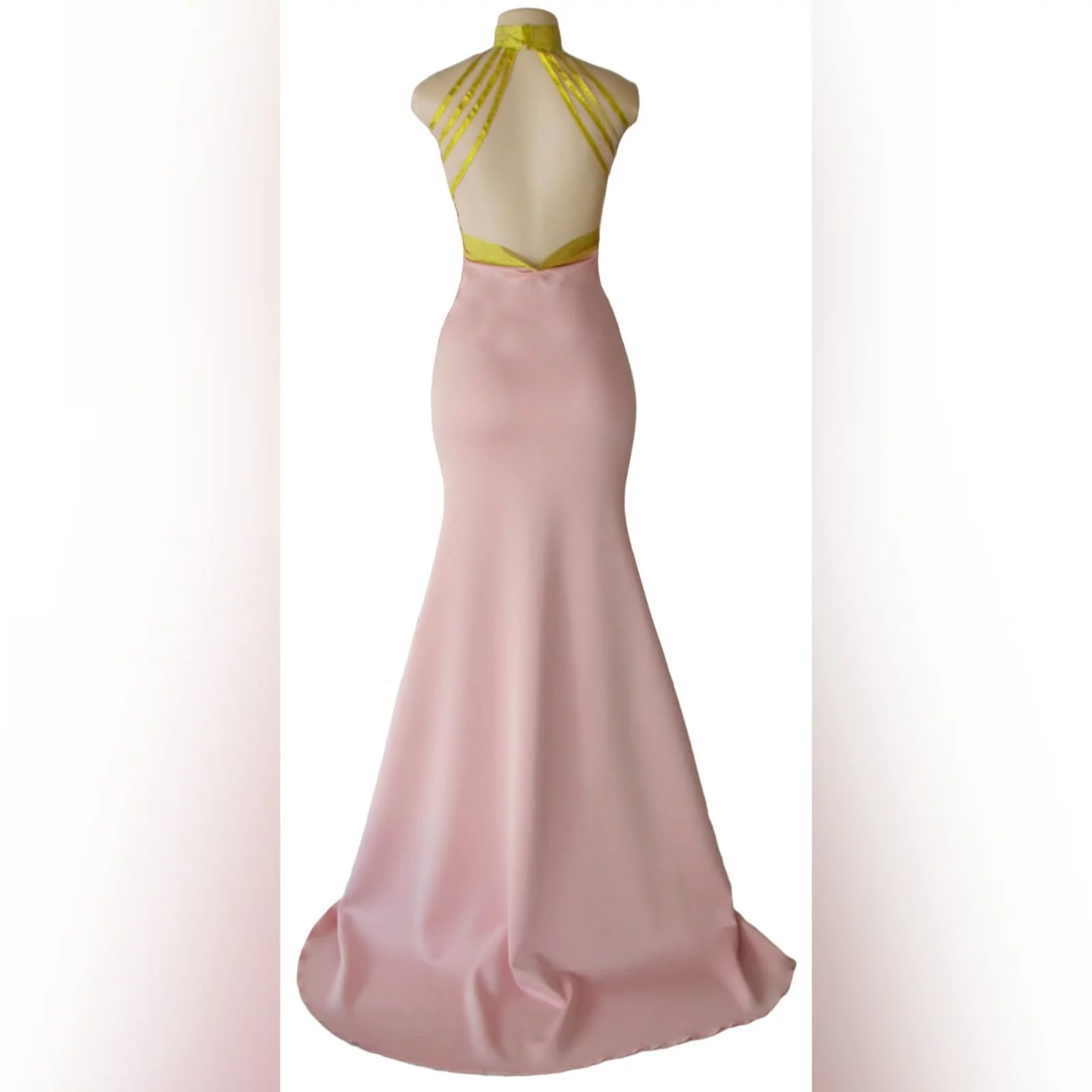 Vestido de noite longo rosa pálido 4 vestido de noite longo rosa pálido com um decote profundo e gargantilha. Vestido detalhado com fita de ouro. Com uma fenda e um trem