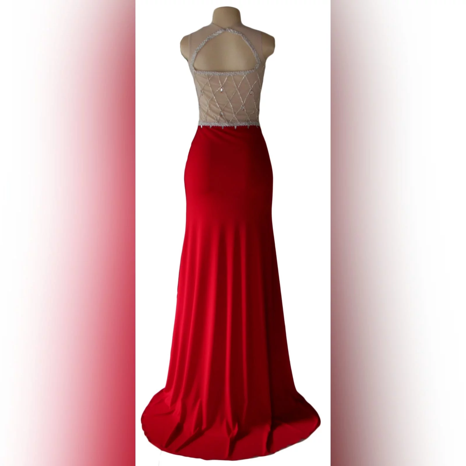 Vestido de finalistas vermelho e prata 6 vestido longo de finalistas vermelho e prateado, com uma racha, uma cauda e uma abertura triangular nas costas. Corpete nas costas e na frente com um efeito translúcido. Busto totalmente com brilhantes e uma cintura angular.