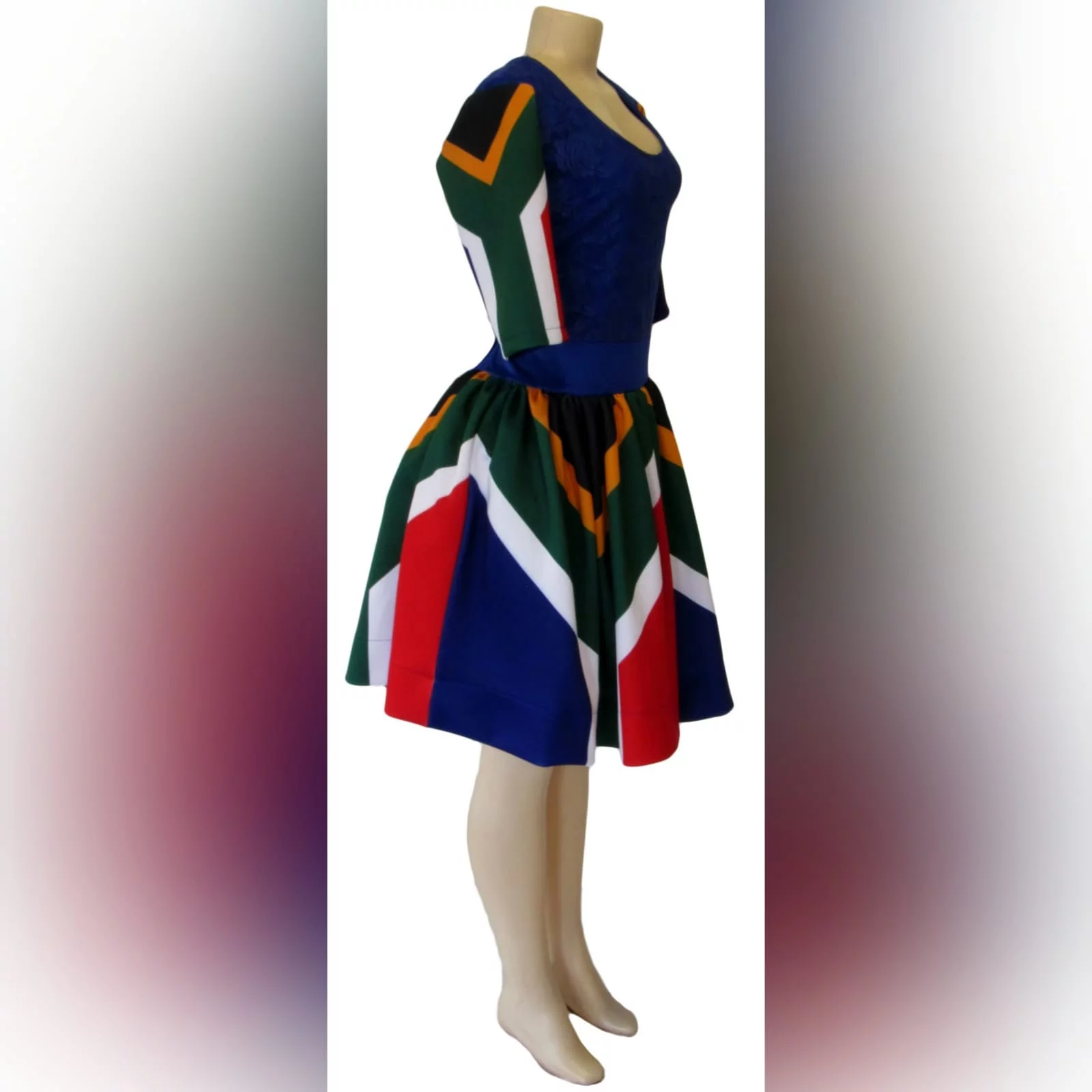 Vestido tradicional curto de bandeira com renda 5 vestido tradicional curto de bandeira de africa do sul azul roial. Com mangas de bandeira africa do sul e um corpete de renda. Vestido tradicional para a graduação.