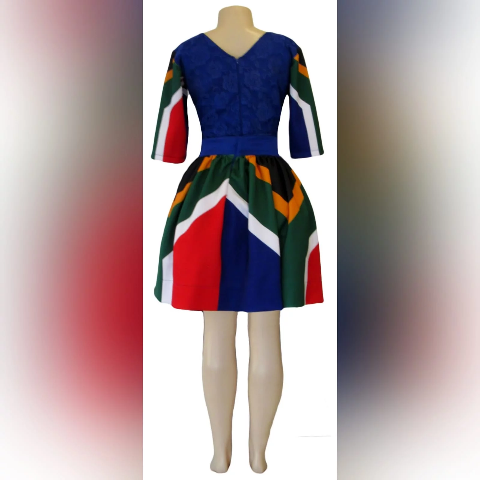 Vestido tradicional curto de bandeira com renda 6 vestido tradicional curto de bandeira de africa do sul azul roial. Com mangas de bandeira africa do sul e um corpete de renda. Vestido tradicional para a graduação.
