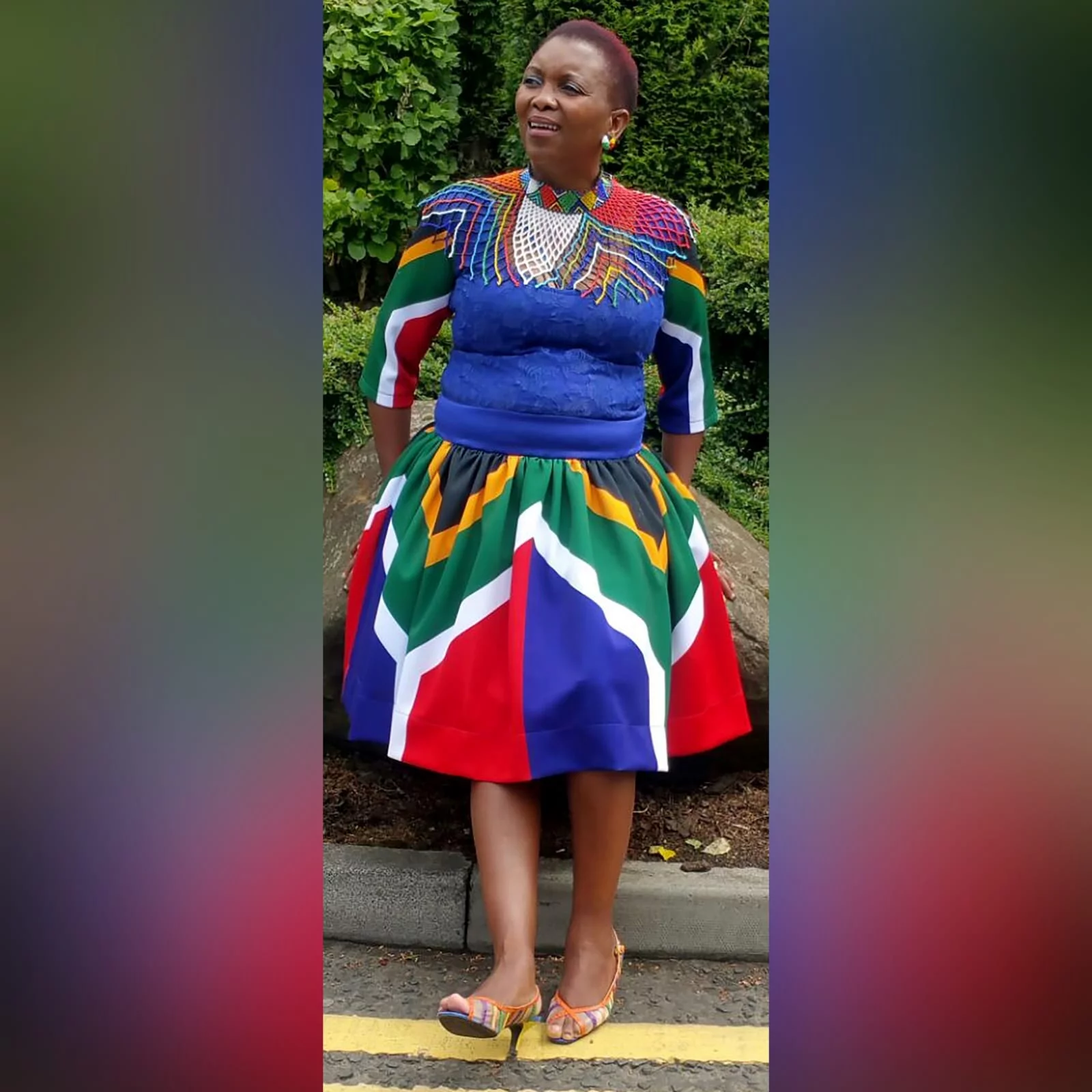 Vestido tradicional curto de bandeira com renda 1 vestido tradicional curto de bandeira de africa do sul azul roial. Com mangas de bandeira africa do sul e um corpete de renda. Vestido tradicional para a graduação.