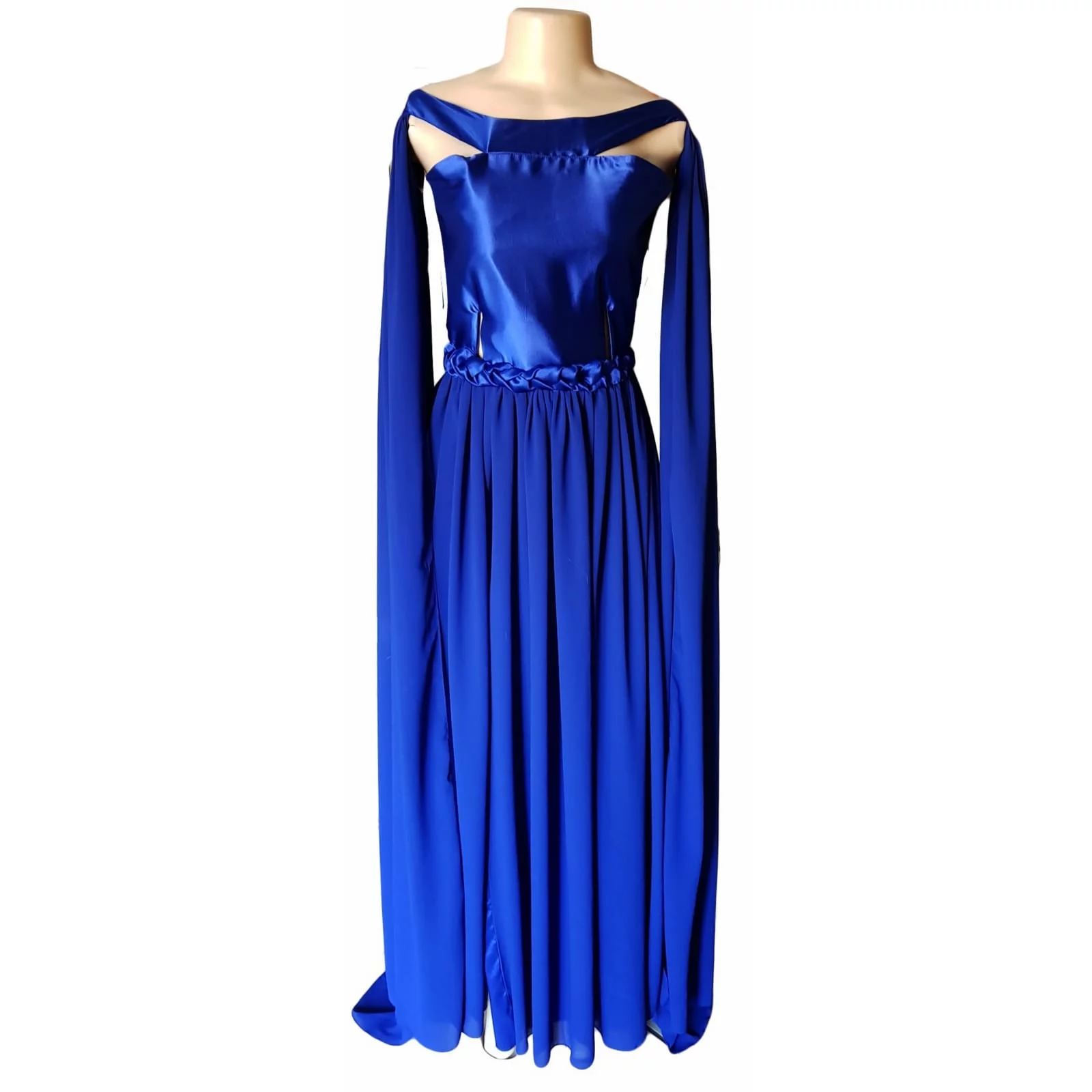 Royal blue flowy long matric dance dress 5 royal blue flowy long matric dance dress with a slit and a train. With 2 shoulder flowy chiffon detail. With a plaited belt and an illusion back.