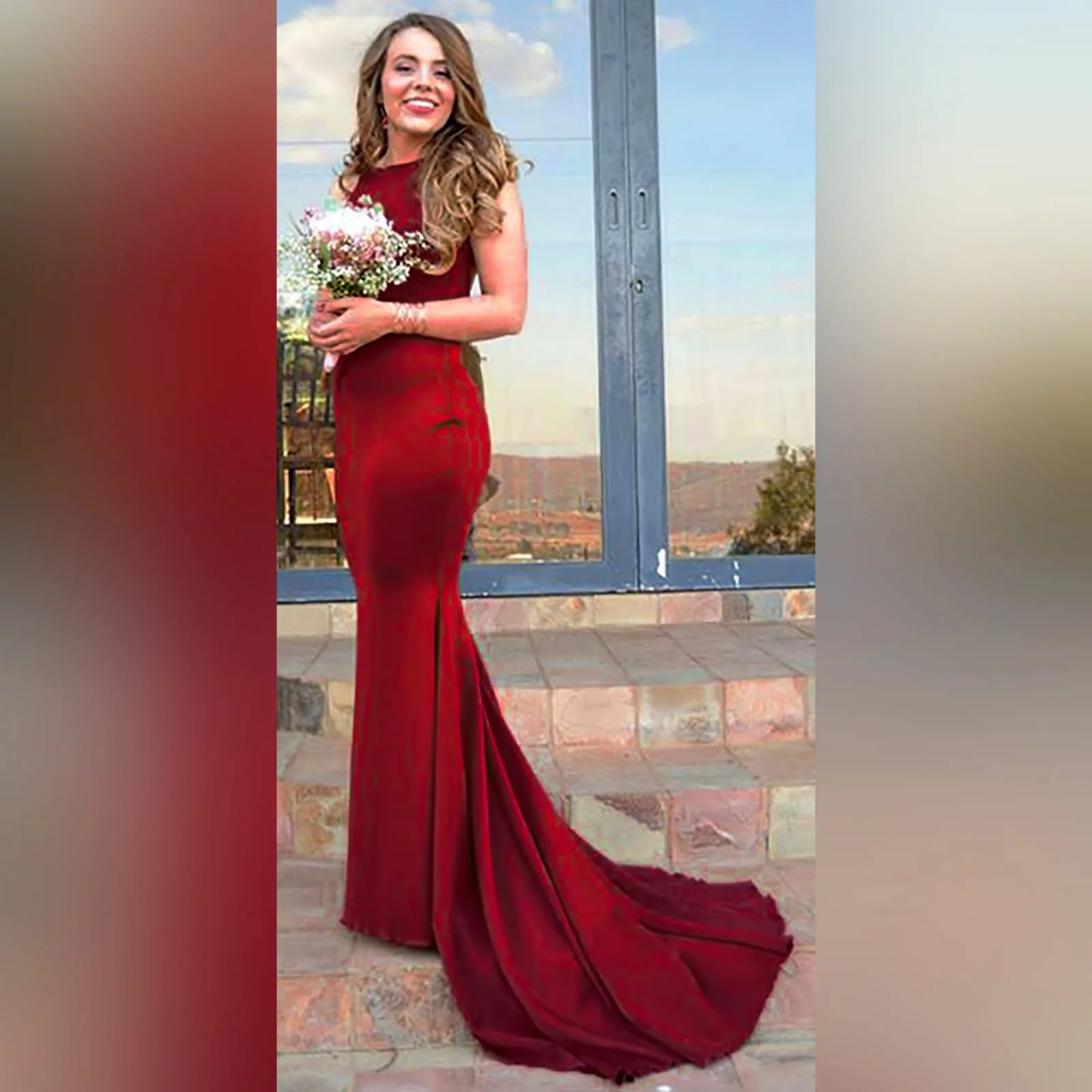 Vestido de finalistas sereia cor vinho 1 maroon simple soft mermaid prom dress with a jewel neckline and a low rounded open back, thin shoulder straps and a train.