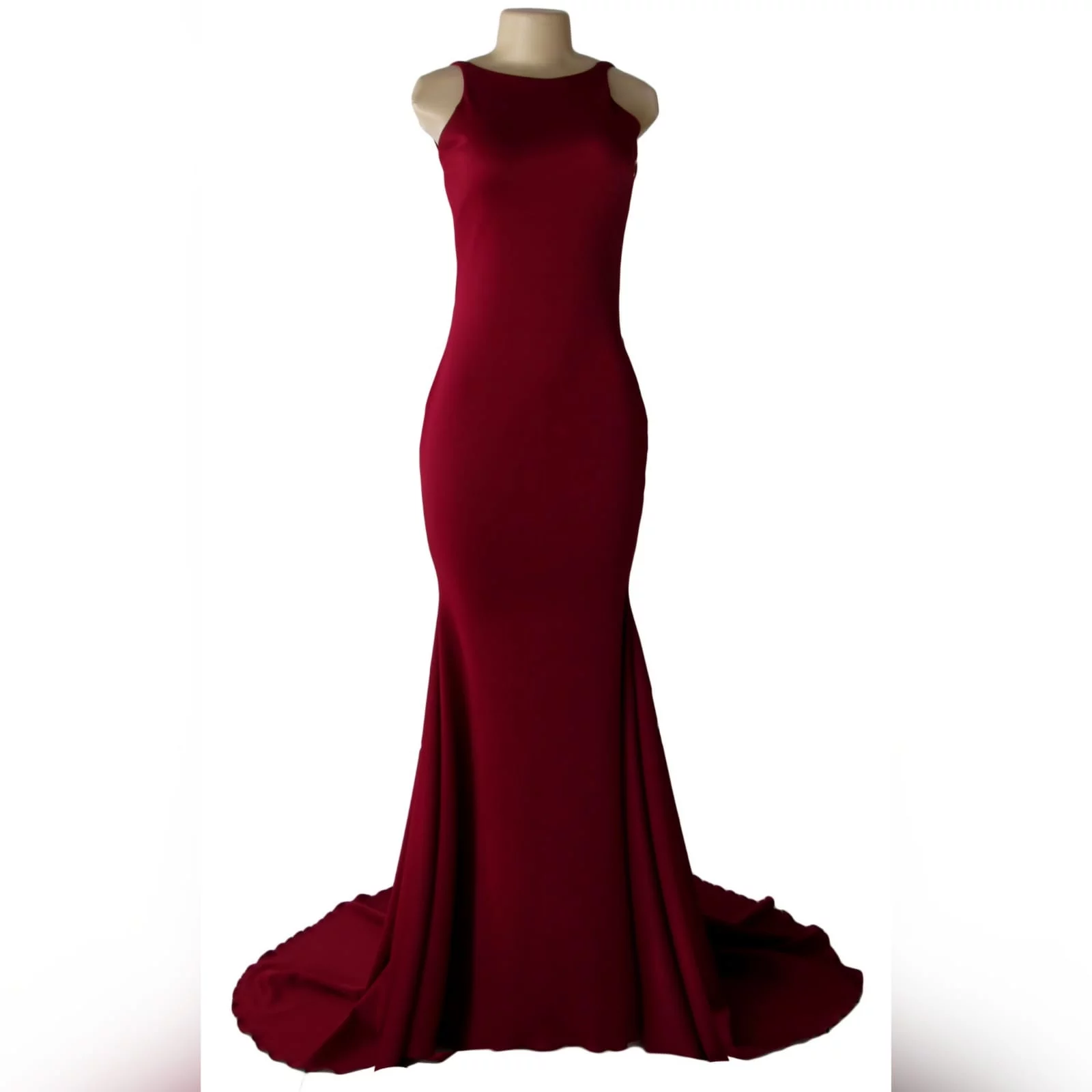 Vestido de finalistas sereia cor vinho 4 maroon simple soft mermaid prom dress with a jewel neckline and a low rounded open back, thin shoulder straps and a train.