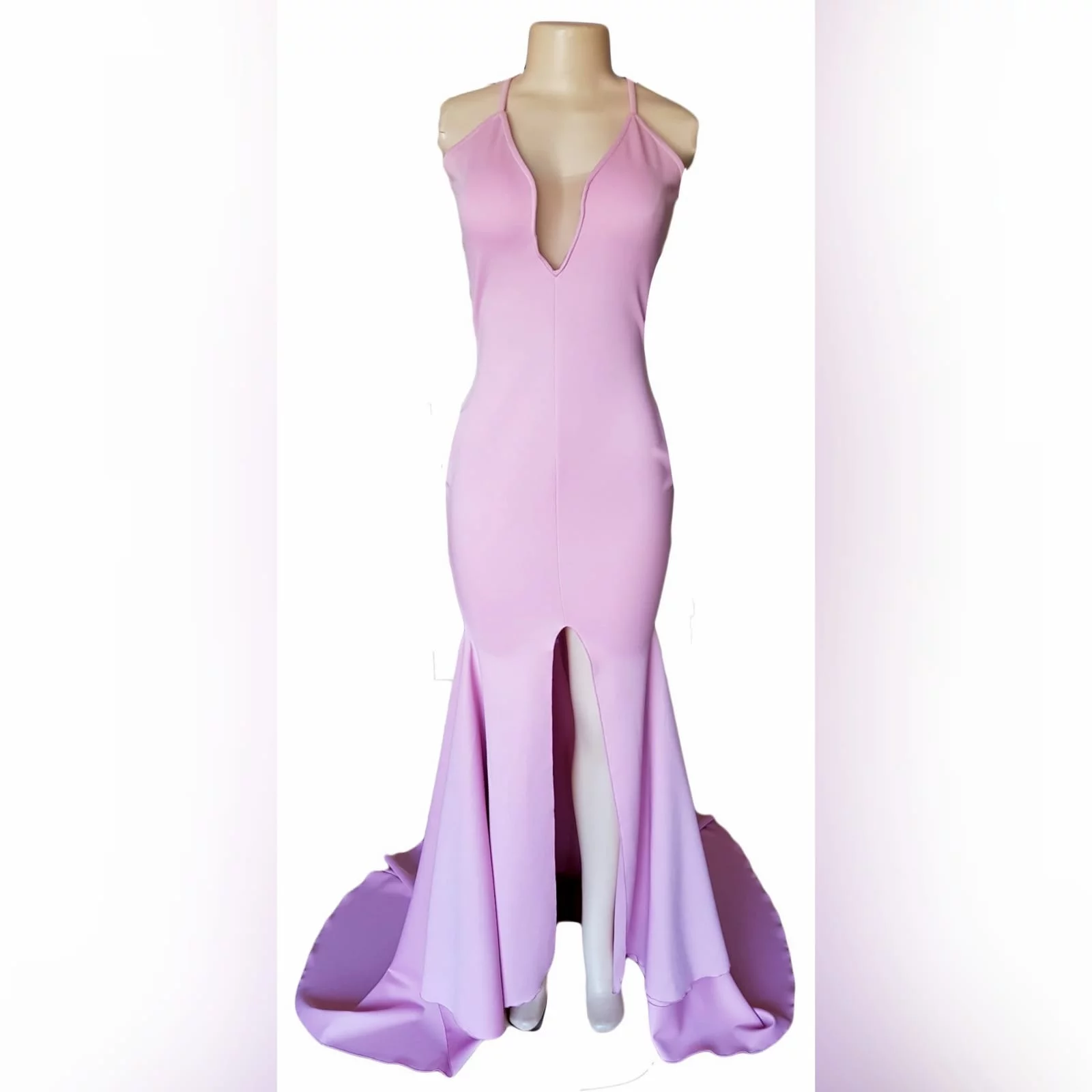 Vestido de cerimónia rosa simples 2 vestido de cerimónia rosa simples, para gala de finalistas. Decote de ilusão profundo, com alças finas, racha frontal e uma cauda.