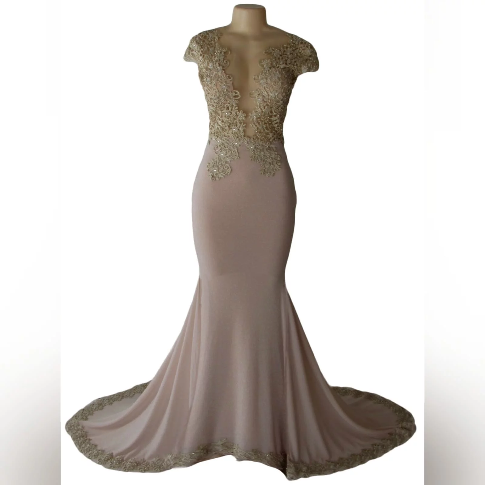 Vestido de ceremonia champagne com brilho e renda 7 vestido de ceremonia champagne com brilho e renda. Criado e feito para uma dança de finalistas. Este vestido elegante e sofisticado tem um corpete em renda de ilusão, decote profundo e costas em v abertas. Fundo sereia com brilho com uma cauda larga e uma borda de renda. Toda a renda detalhada com brilhantes e pedras de prata