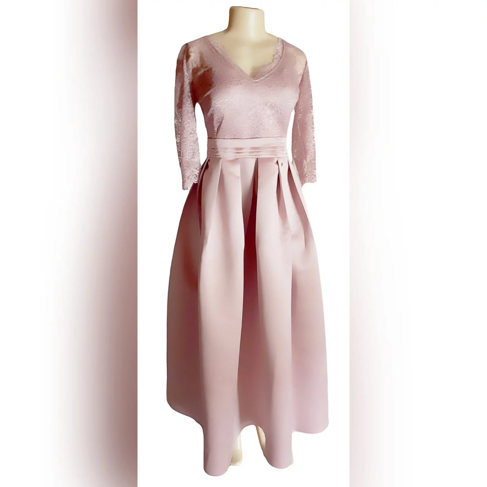 Formal evening dress in dusty pink 3 this dress was created for a wedding ceremony. A formal evening dress in dusty pink. With a lace bodice and 3/4 lace sleeves. With a v neckline. Bottom in a satin, pleated, with a pleated belt and pockets.