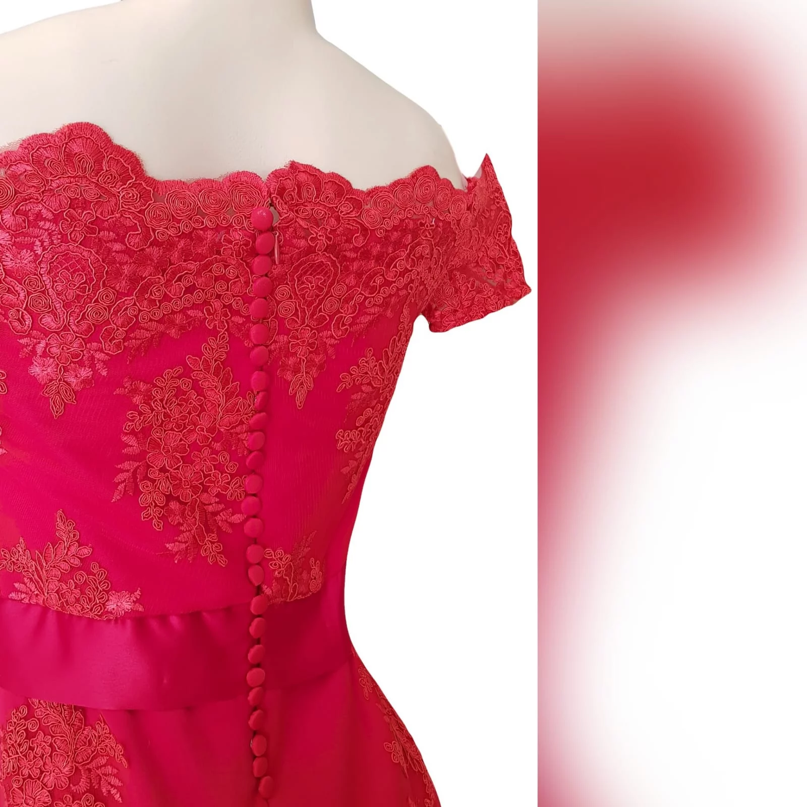 Vestido sereia vermelho criado para o evento especial 7 <blockquote> <blockquote><em>você não precisa se transformar masculina para ser uma mulher forte - mary elizabeth winstead</em></blockquote> vestido sereia vermelho criado para o evento especial da minha cliente. Um vestido que vira cabeças, devido à sua incrível cor, elegância e sofisticação. Um decote fora do ombro, cai cai, com mangas curtas de renda e com detalhes de botões nas costas. Um cinto de cetim a acentuar a cintura. Uma cauda de renda translúcida e larga para adicionar um visual sensual e dramático ao vestido. </blockquote>