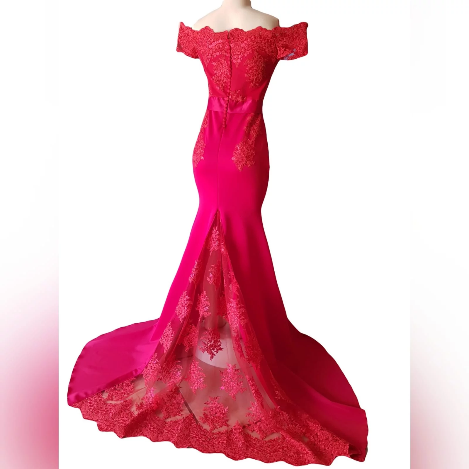 Vestido sereia vermelho criado para o evento especial 5 <blockquote> <blockquote><em>você não precisa se transformar masculina para ser uma mulher forte - mary elizabeth winstead</em></blockquote> vestido sereia vermelho criado para o evento especial da minha cliente. Um vestido que vira cabeças, devido à sua incrível cor, elegância e sofisticação. Um decote fora do ombro, cai cai, com mangas curtas de renda e com detalhes de botões nas costas. Um cinto de cetim a acentuar a cintura. Uma cauda de renda translúcida e larga para adicionar um visual sensual e dramático ao vestido. </blockquote>