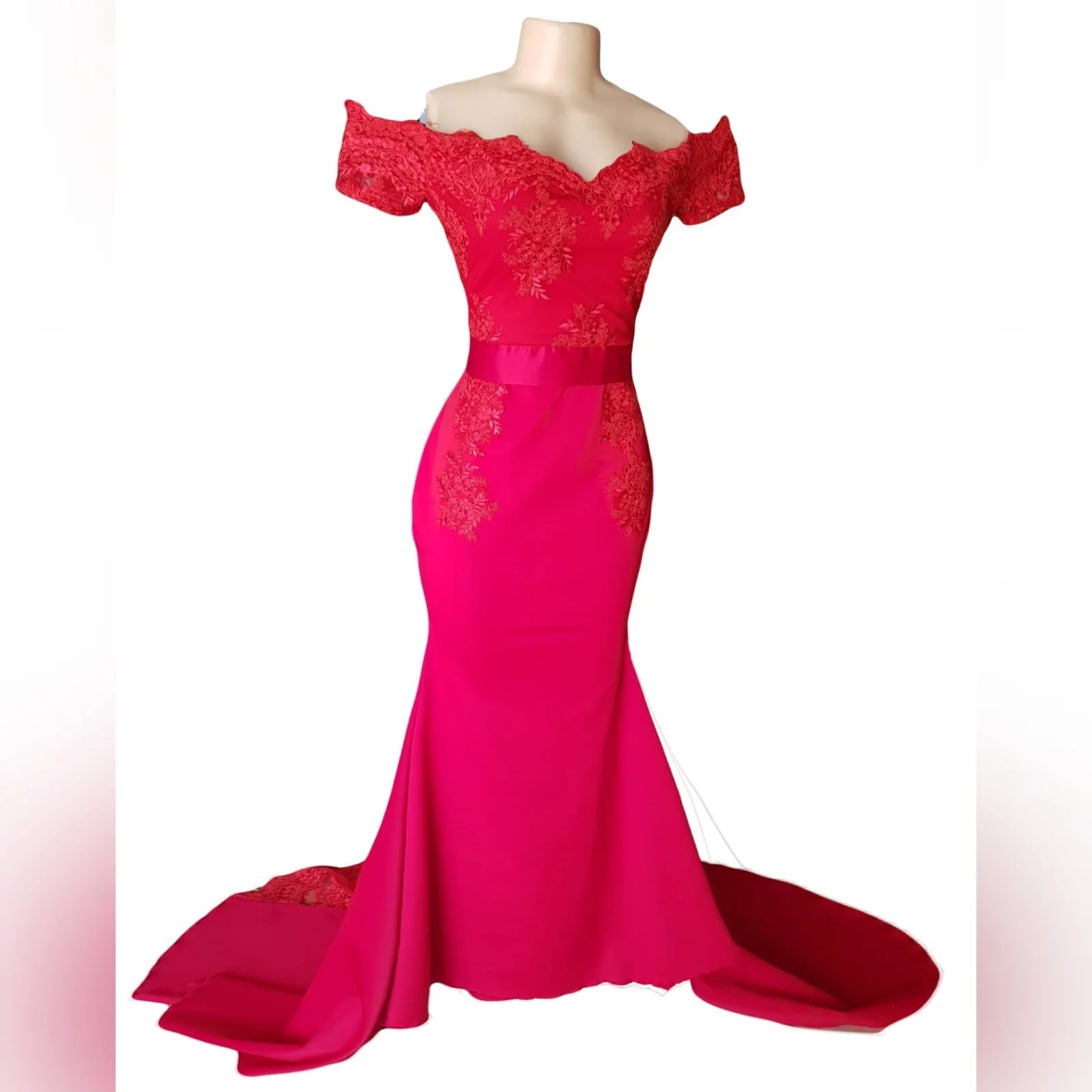 Vestido sereia vermelho criado para o evento especial 6 <blockquote> <blockquote><em>você não precisa se transformar masculina para ser uma mulher forte - mary elizabeth winstead</em></blockquote> vestido sereia vermelho criado para o evento especial da minha cliente. Um vestido que vira cabeças, devido à sua incrível cor, elegância e sofisticação. Um decote fora do ombro, cai cai, com mangas curtas de renda e com detalhes de botões nas costas. Um cinto de cetim a acentuar a cintura. Uma cauda de renda translúcida e larga para adicionar um visual sensual e dramático ao vestido. </blockquote>